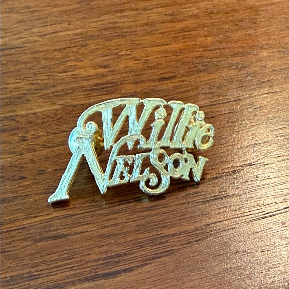 Gold toned Willie Nelson Hat Pin - vintage 1980s